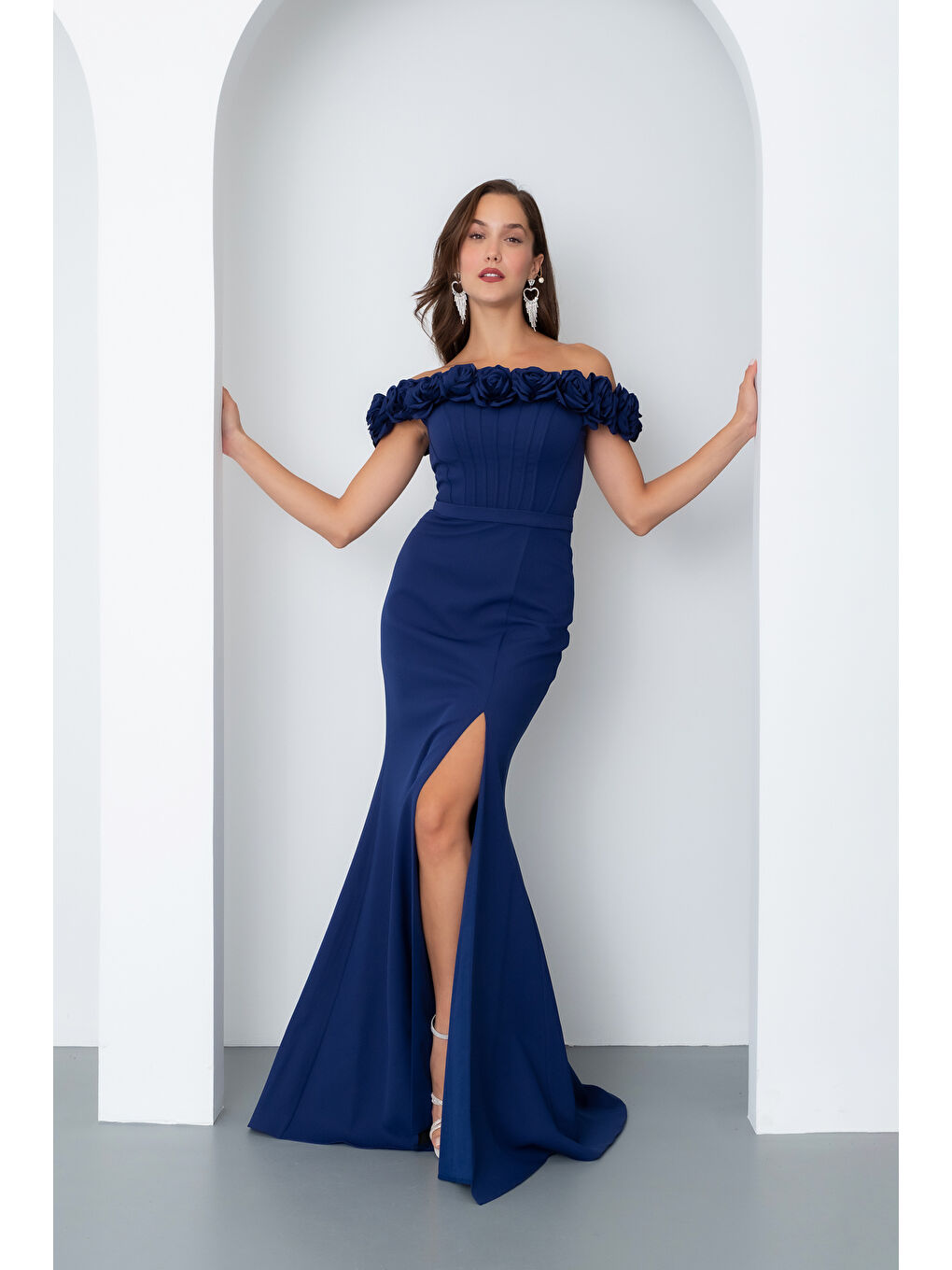 Kadın Lacivert Çiçek Detay Yırtmaçlı Uzun Abiye Elbise-1