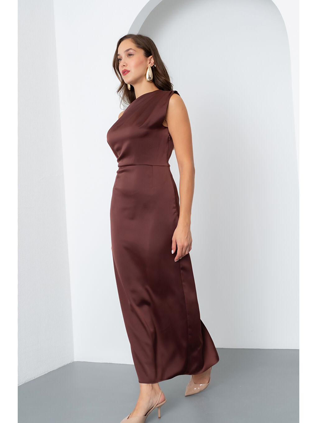 Kadın Kahverengi Degaje Yaka Yırtmaçlı Saten Midi Elbise-1