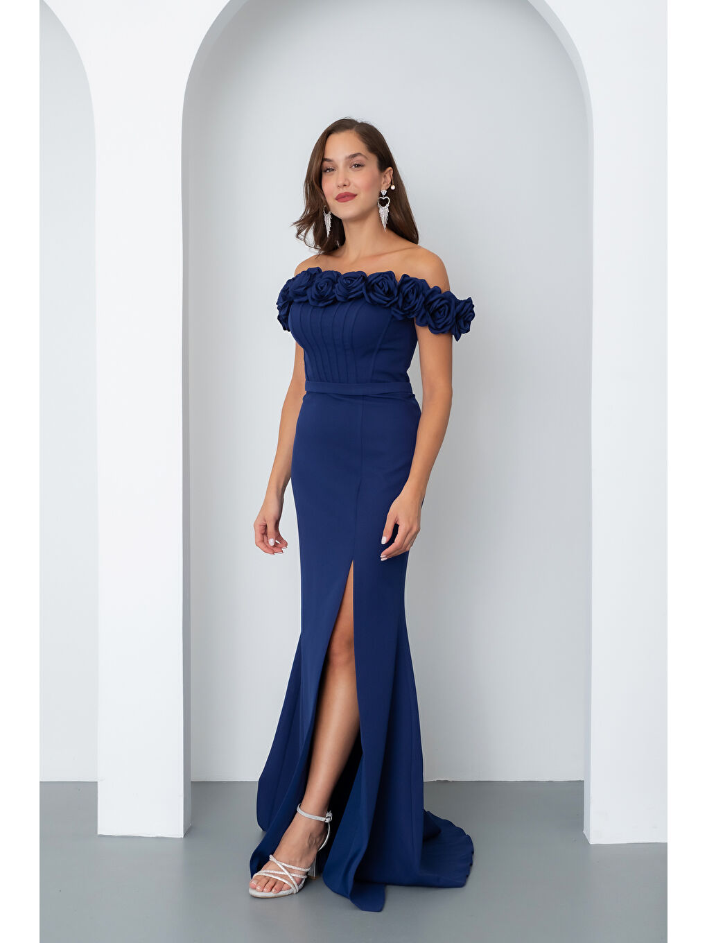 Kadın Lacivert Çiçek Detay Yırtmaçlı Uzun Abiye Elbise-3