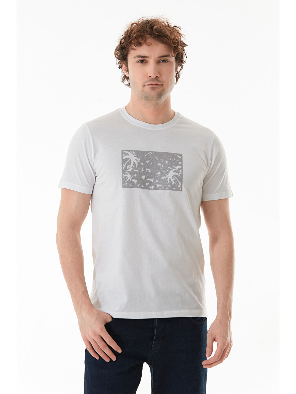 Beyaz Kabartma Baskılı Bisiklet Yaka Tişört