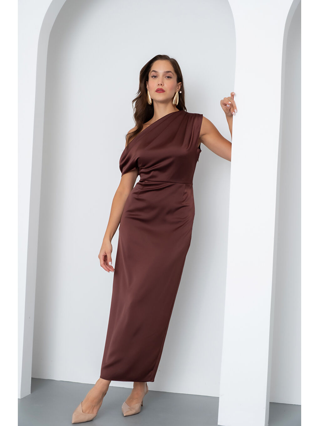 Kadın Kahverengi Degaje Yaka Yırtmaçlı Saten Midi Elbise-2