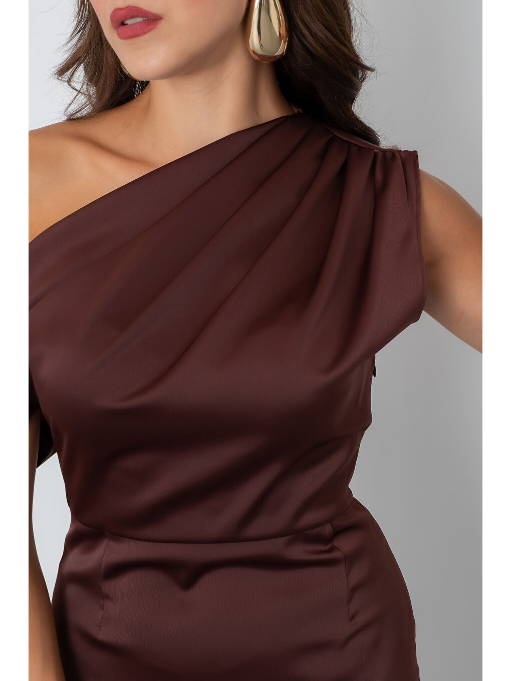 Kadın Kahverengi Degaje Yaka Yırtmaçlı Saten Midi Elbise-3