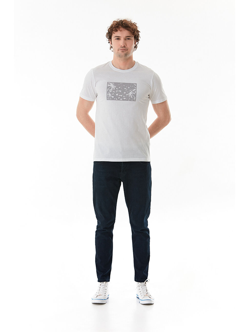 Beyaz Kabartma Baskılı Bisiklet Yaka Tişört-2