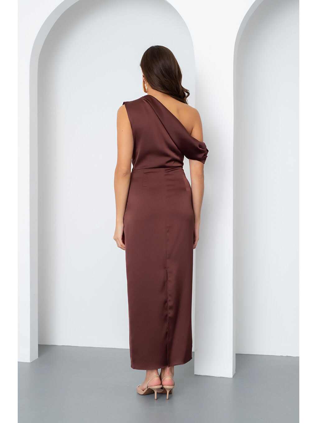 Kadın Kahverengi Degaje Yaka Yırtmaçlı Saten Midi Elbise-4