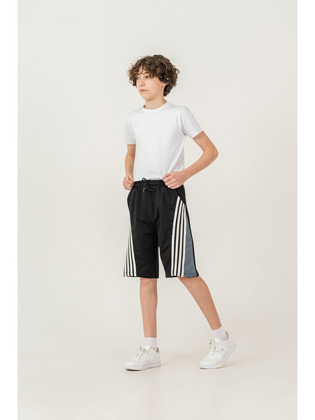 Siyah Garni Parçalı Çift Bacak 4 Şeritli  Erkek Çocuk Şort-2