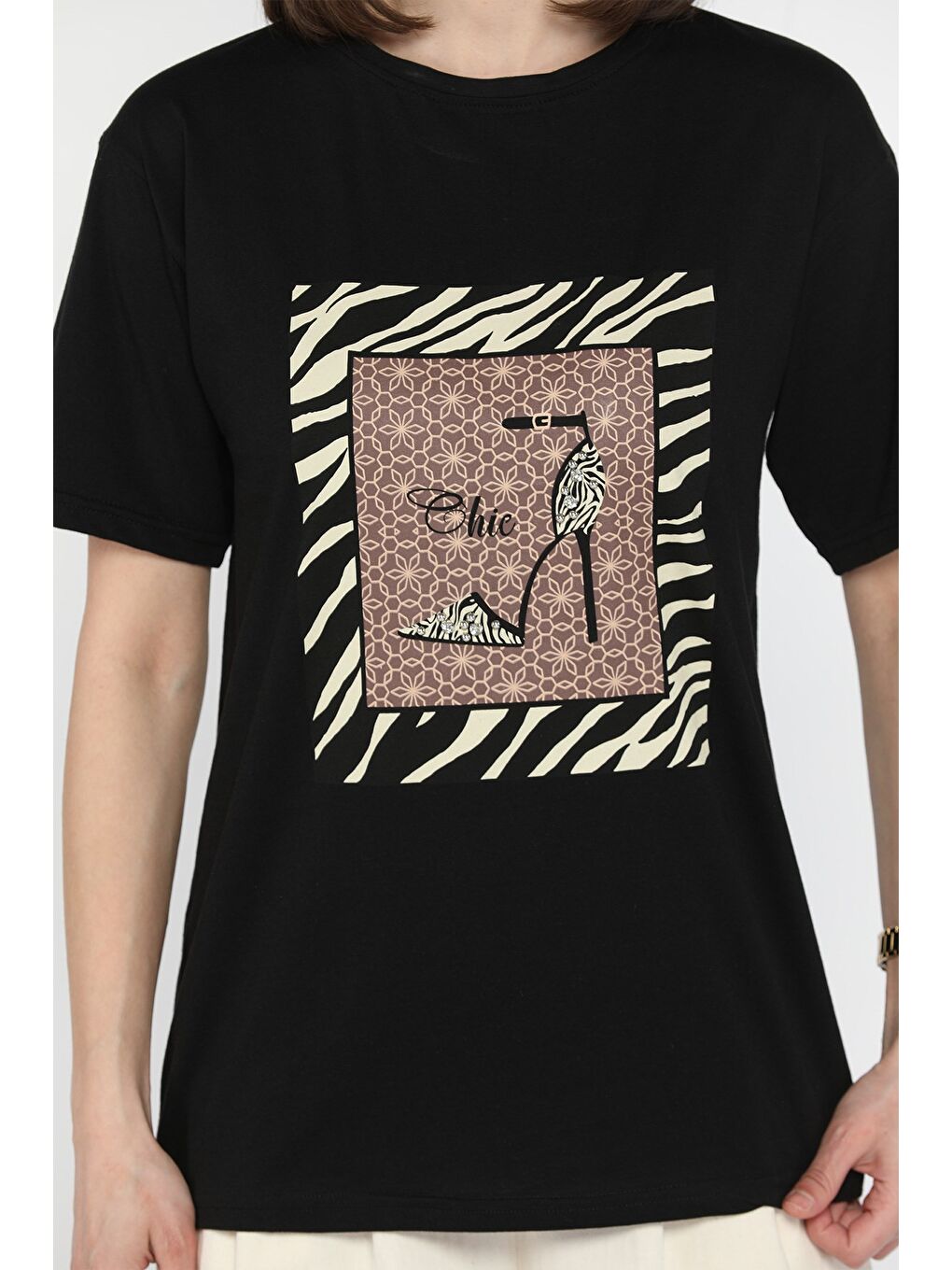 Siyah Bisiklet Yaka Taş Detaylı Kadın Tişört-3