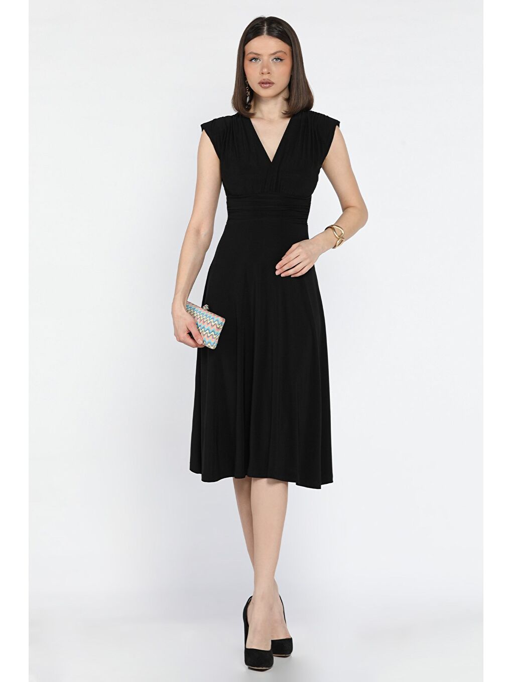 Siyah Kadın V Yaka Omuz Vatkalı Pileli Kiloş Elbise