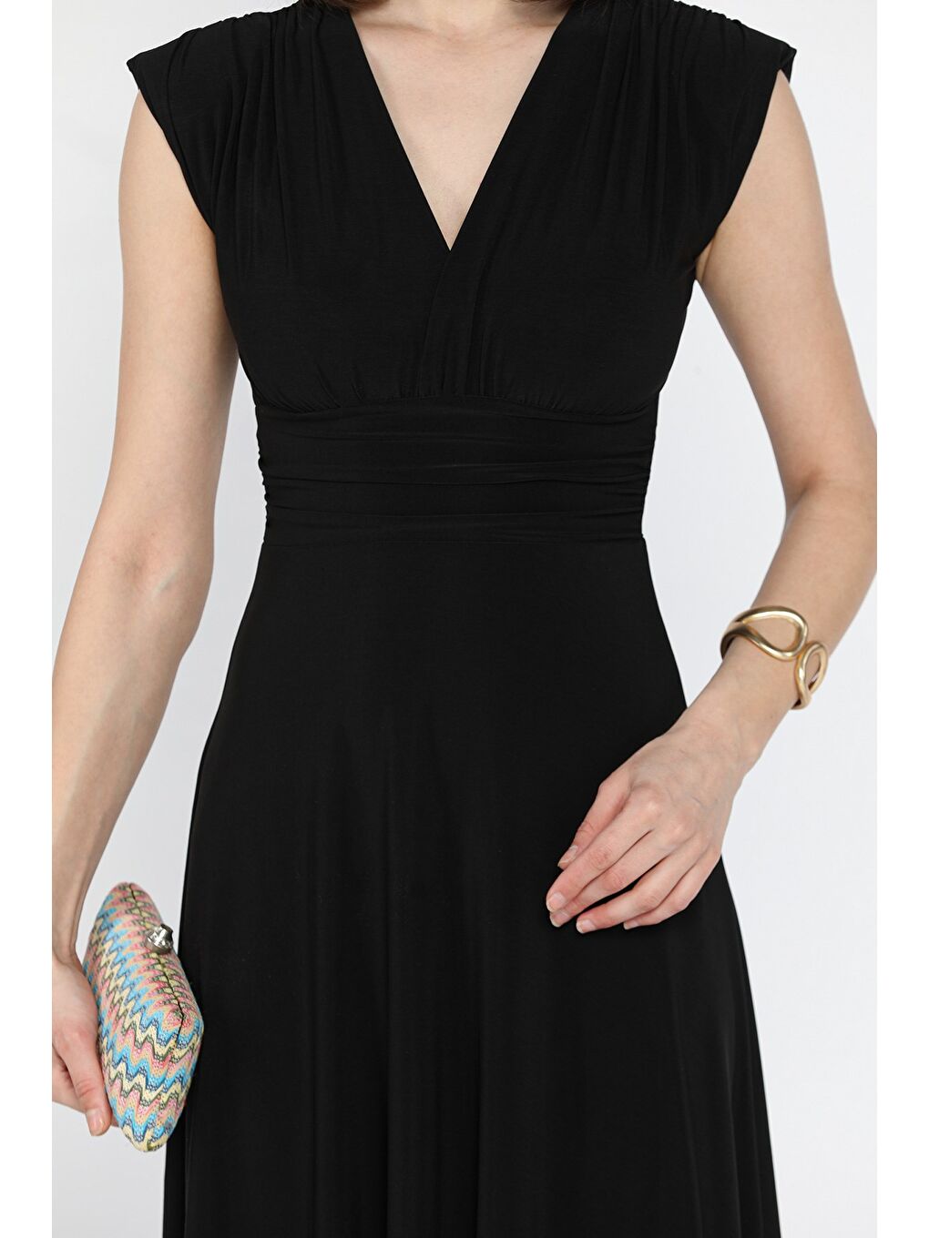 Siyah Kadın V Yaka Omuz Vatkalı Pileli Kiloş Elbise-3