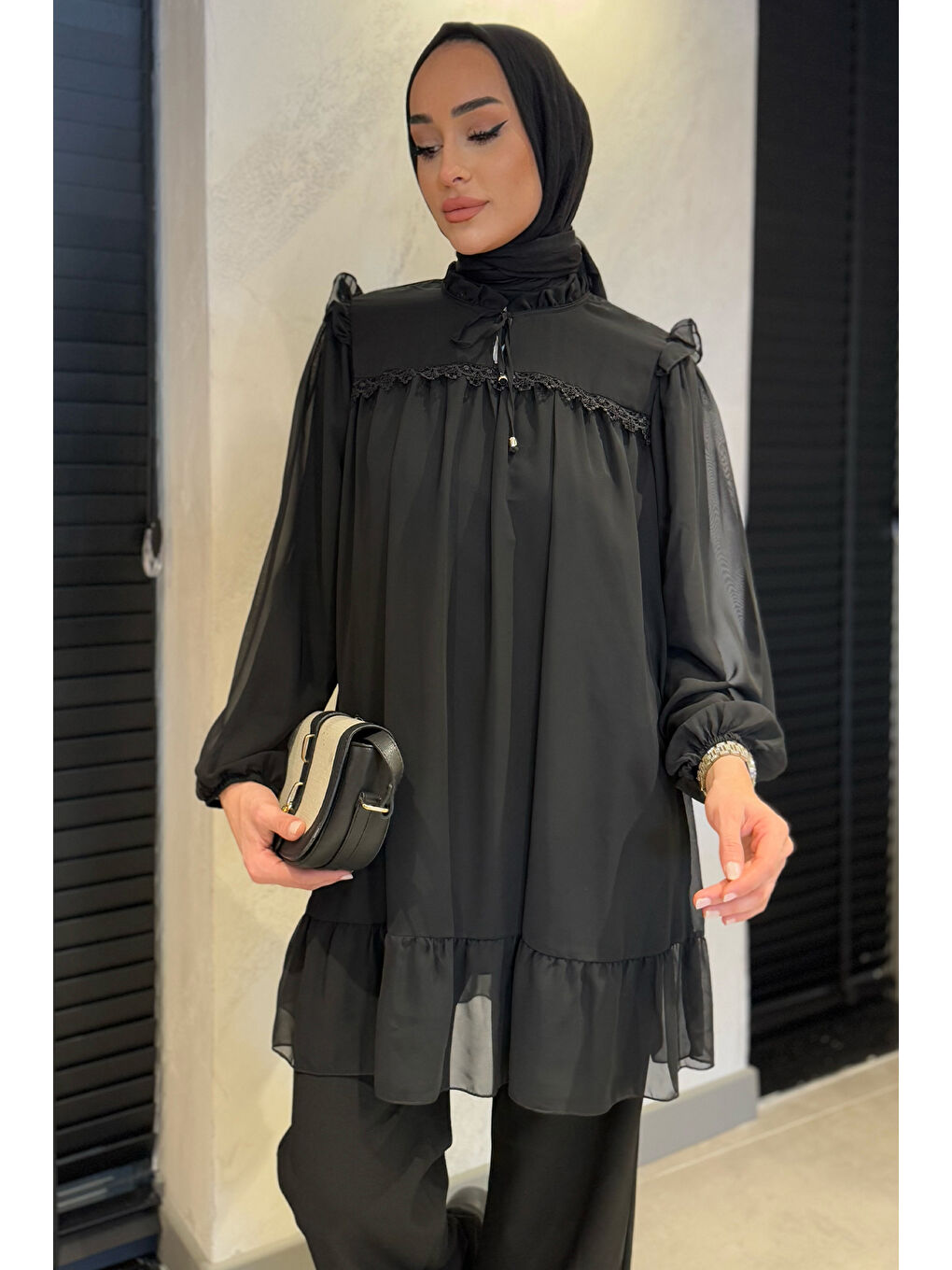 Siyah Ön Bağlamalı Fırfırlı Güpür Detaylı Tesettür Şifon Tunik-3