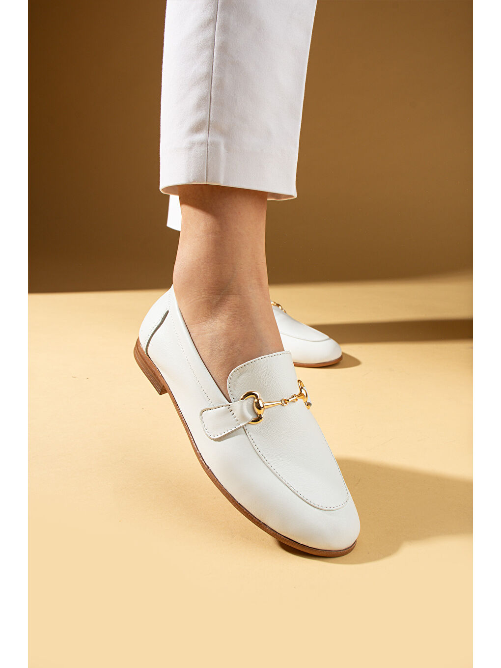 Beyaz Hakiki Deri Gold Tokalı Rahat Kalıp Kadın Babet 017-075-25-2