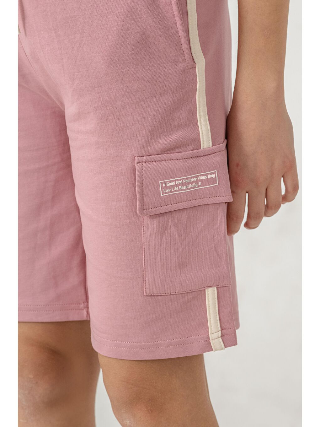 Pembe Kargo Cepli Cep Kapağı Baskılı Yanlar Biyeli Kız Çocuk Şort-3