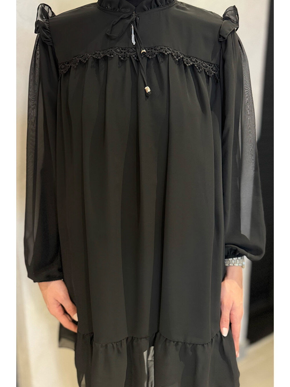 Siyah Ön Bağlamalı Fırfırlı Güpür Detaylı Tesettür Şifon Tunik-5