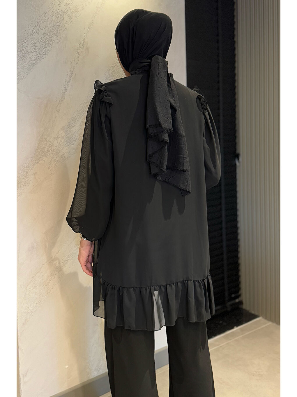 Siyah Ön Bağlamalı Fırfırlı Güpür Detaylı Tesettür Şifon Tunik-6