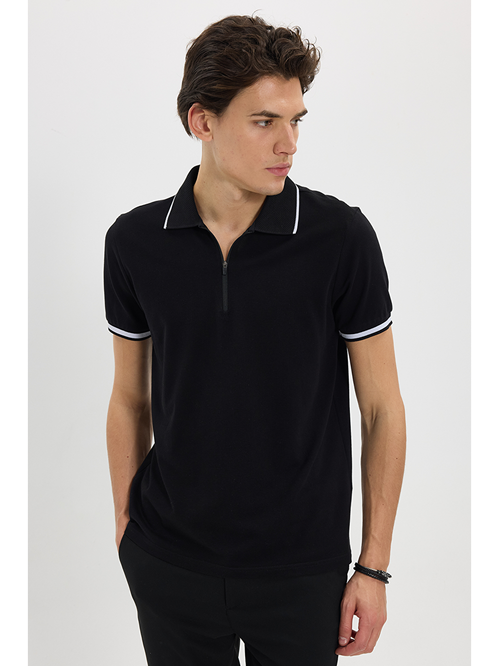 Erkek Slim Fit Dar Kesim %100 Pamuk Jakarlı Düz Yaka Ve Kol Detaylı Siyah Polo Yaka Tişört