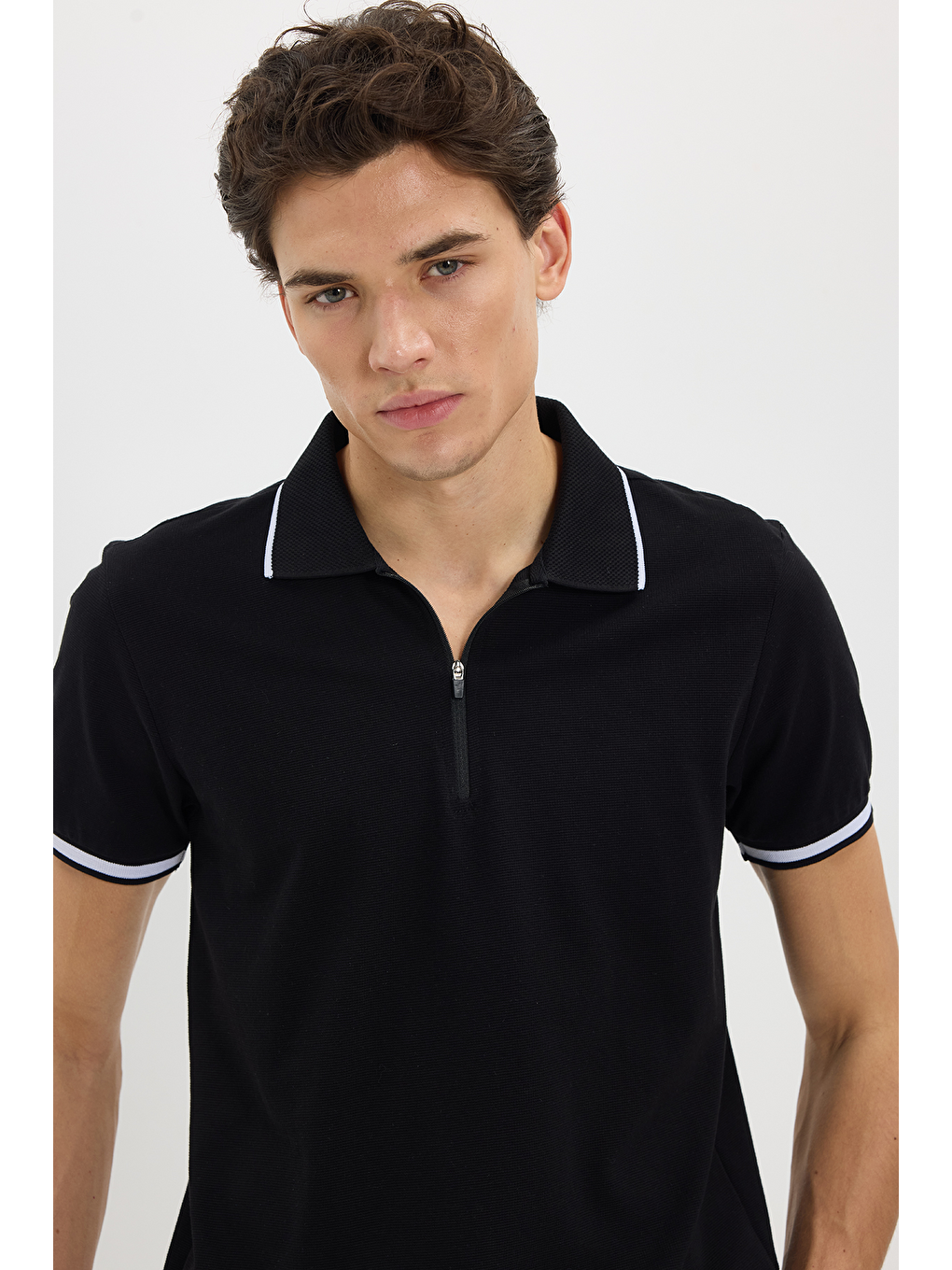 Erkek Slim Fit Dar Kesim %100 Pamuk Jakarlı Düz Yaka Ve Kol Detaylı Siyah Polo Yaka Tişört-2