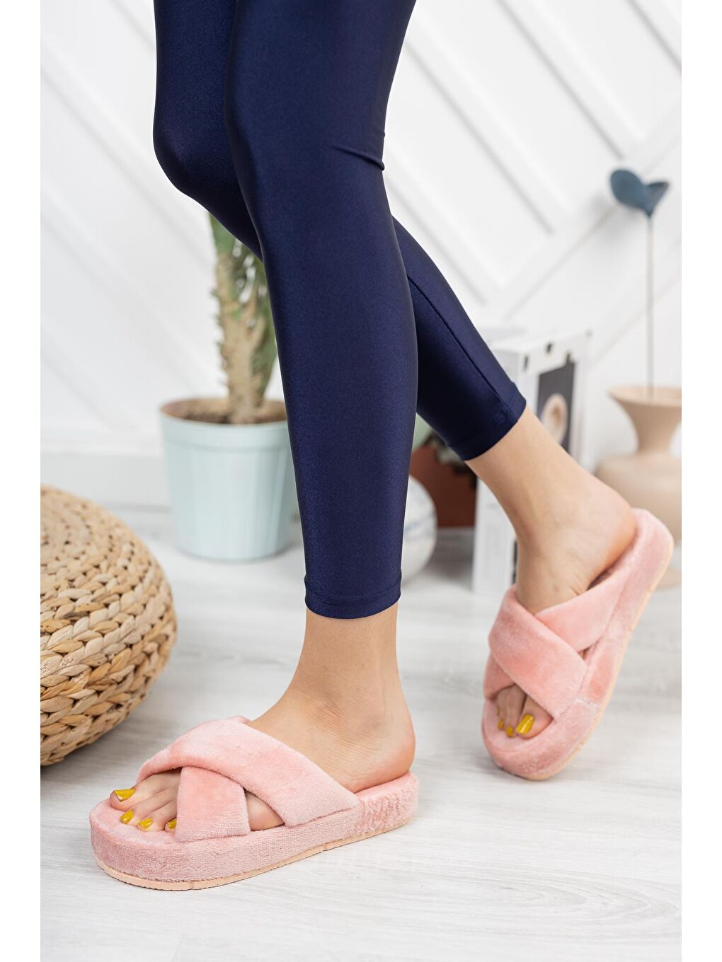 Pembe SMT-02 Çapraz Kadın Ev Terliği Kışlık Yünlü Terlik-3