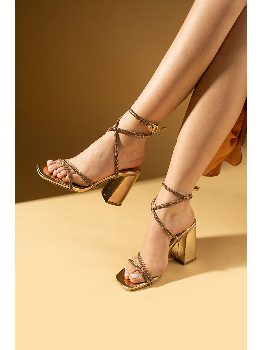 Sarı Çapraz Bantlı Taşlı Tokalı Kalın Topuklu Kadın Ayakkabı 001-897-25Rugan-1