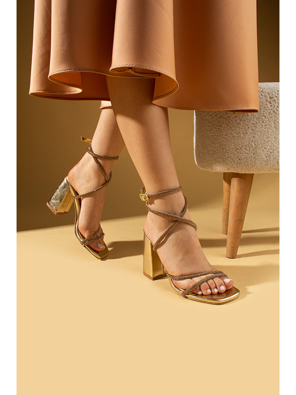 Sarı Çapraz Bantlı Taşlı Tokalı Kalın Topuklu Kadın Ayakkabı 001-897-25Rugan-2