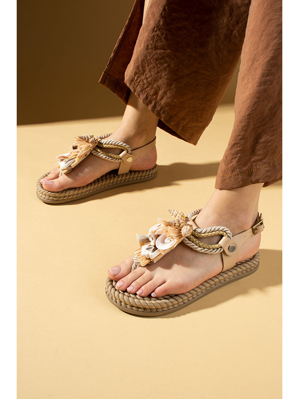Bej Deniz Kabuğu Detaylı Paramak Arası Hasır Taban Kadın Sandalet 001-0240-25-1