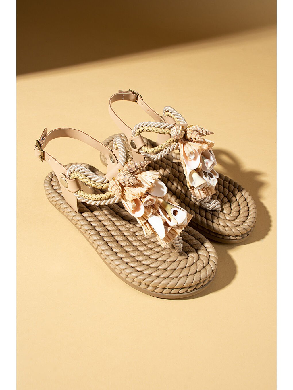 Bej Deniz Kabuğu Detaylı Paramak Arası Hasır Taban Kadın Sandalet 001-0240-25-2