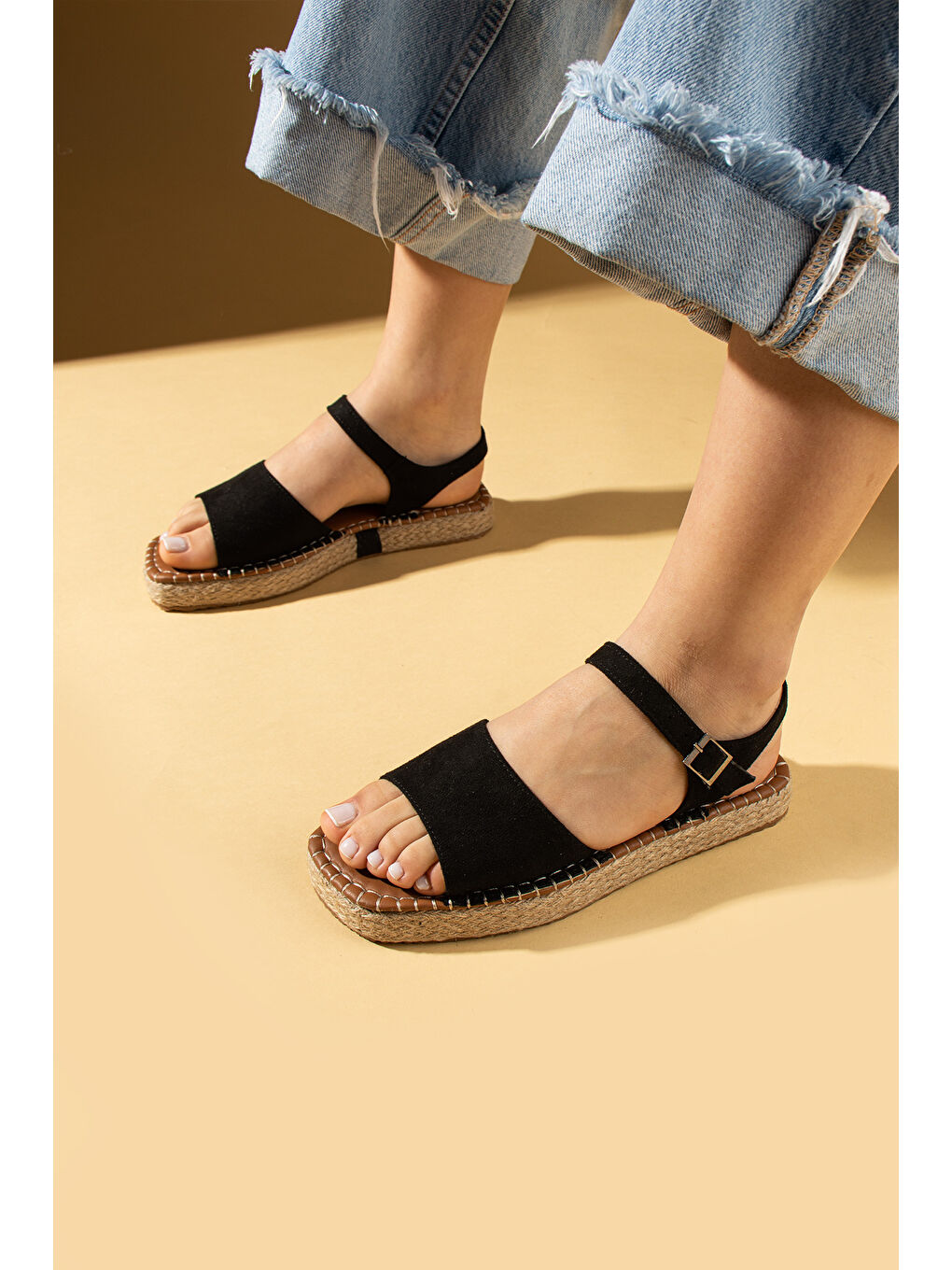 Siyah Kalın Bantlı Hasır Taban Tokalı Kadın Sandalet 016-022-25Süet-1