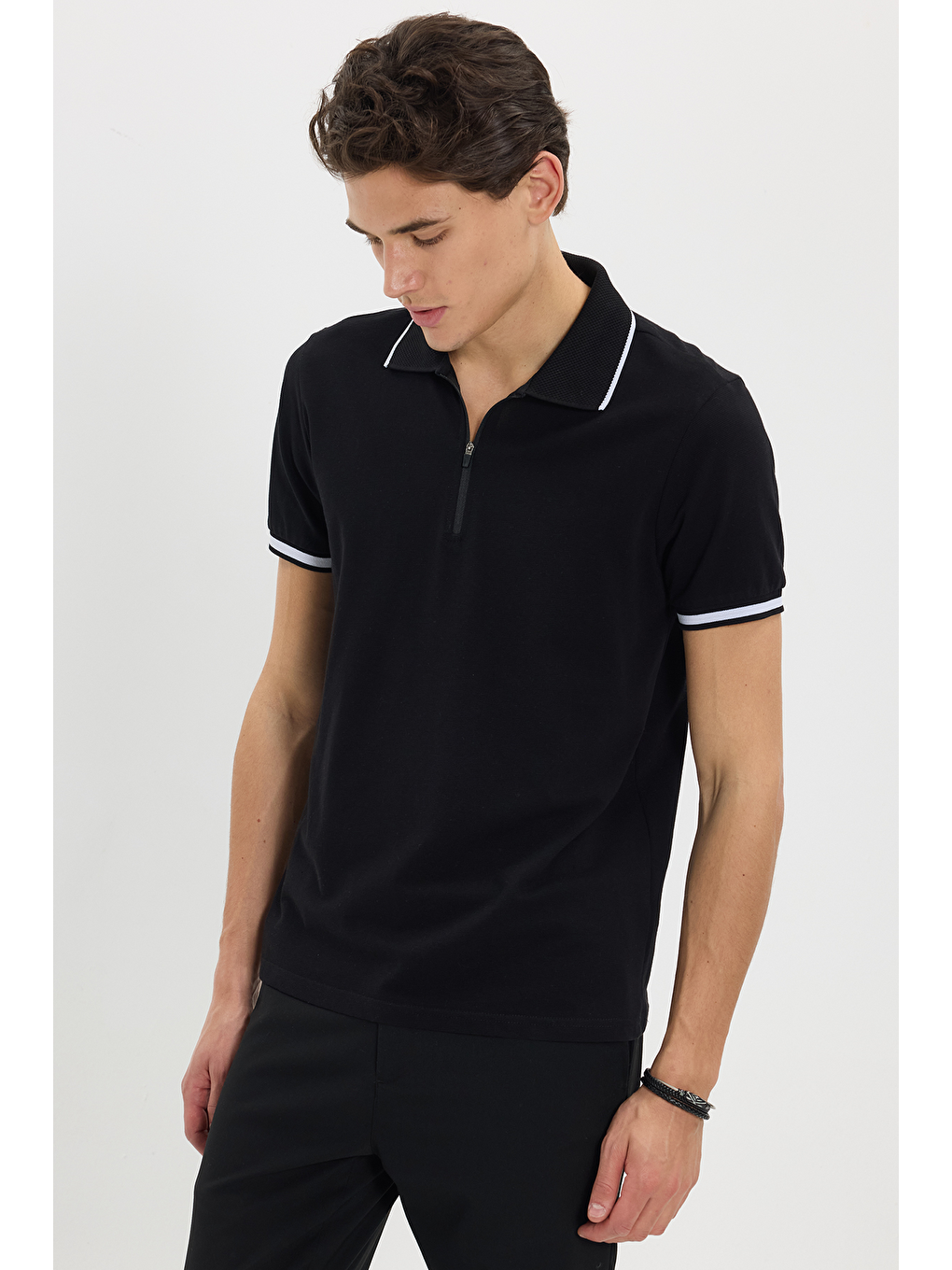 Erkek Slim Fit Dar Kesim %100 Pamuk Jakarlı Düz Yaka Ve Kol Detaylı Siyah Polo Yaka Tişört-6