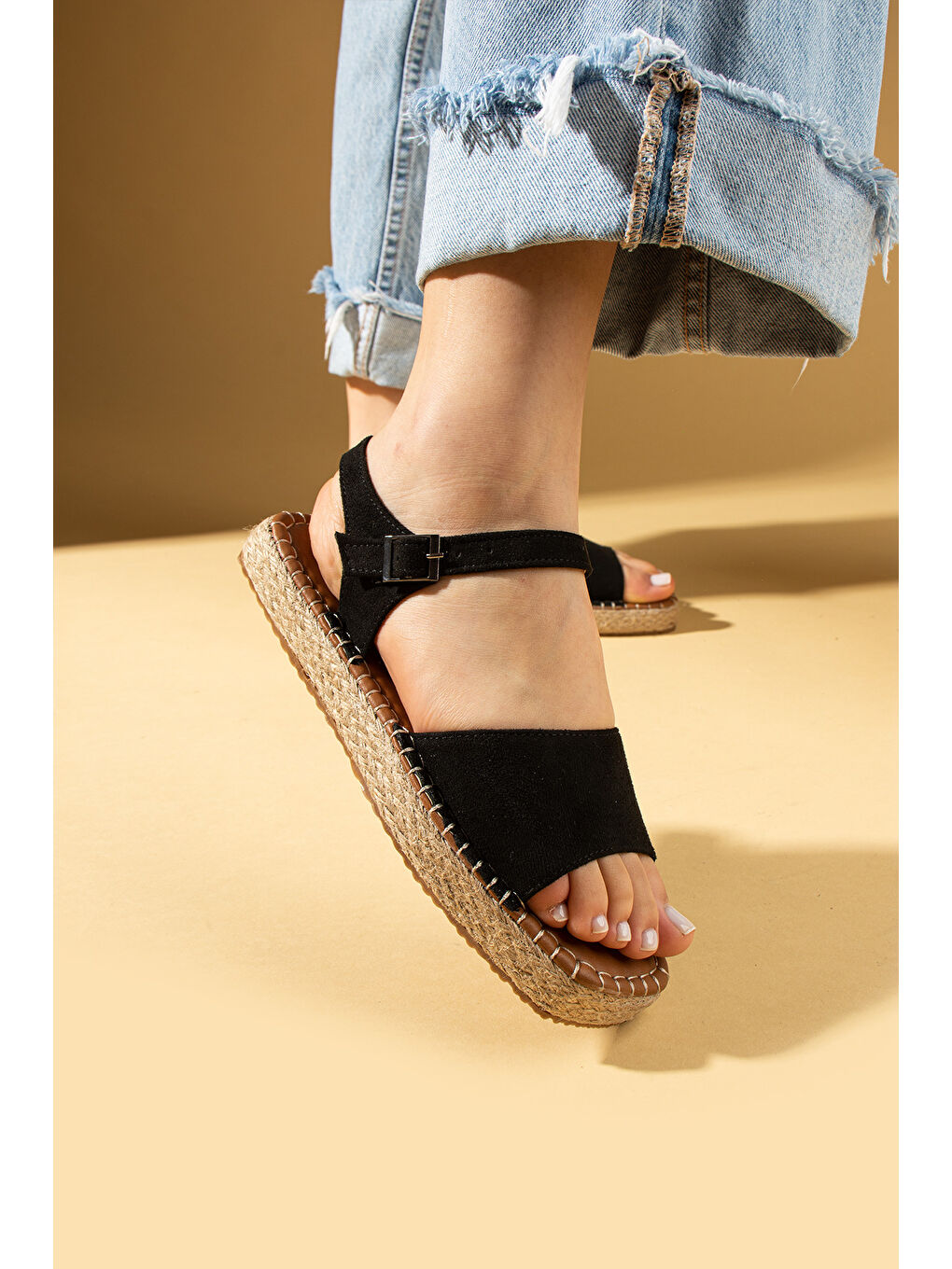Siyah Kalın Bantlı Hasır Taban Tokalı Kadın Sandalet 016-022-25Süet-2