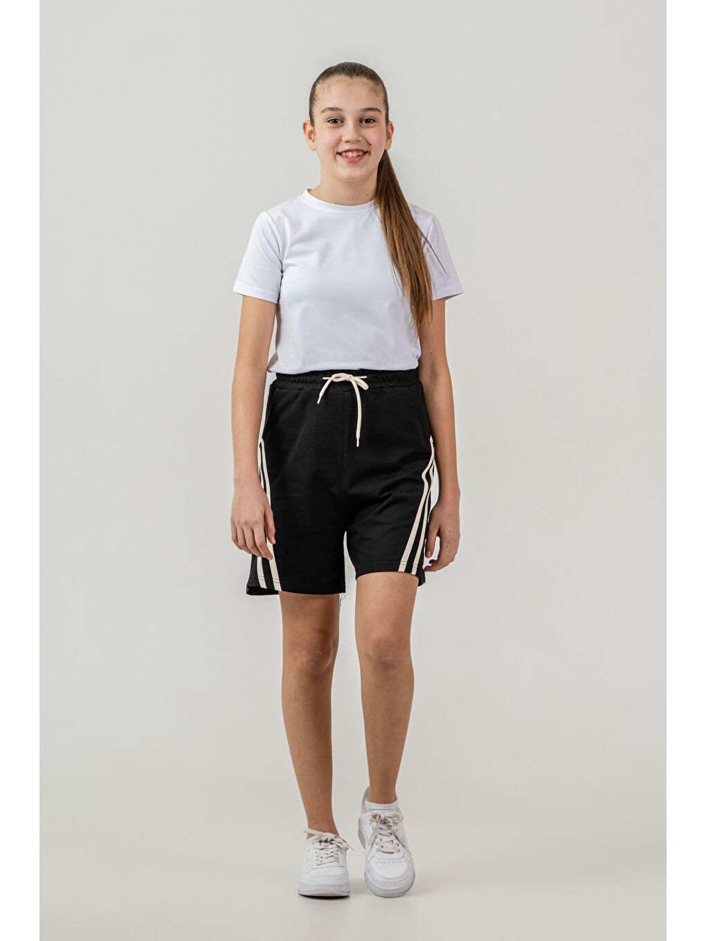 Siyah Yanlar Çift Şerit Biyeli Kız Çocuk Şort