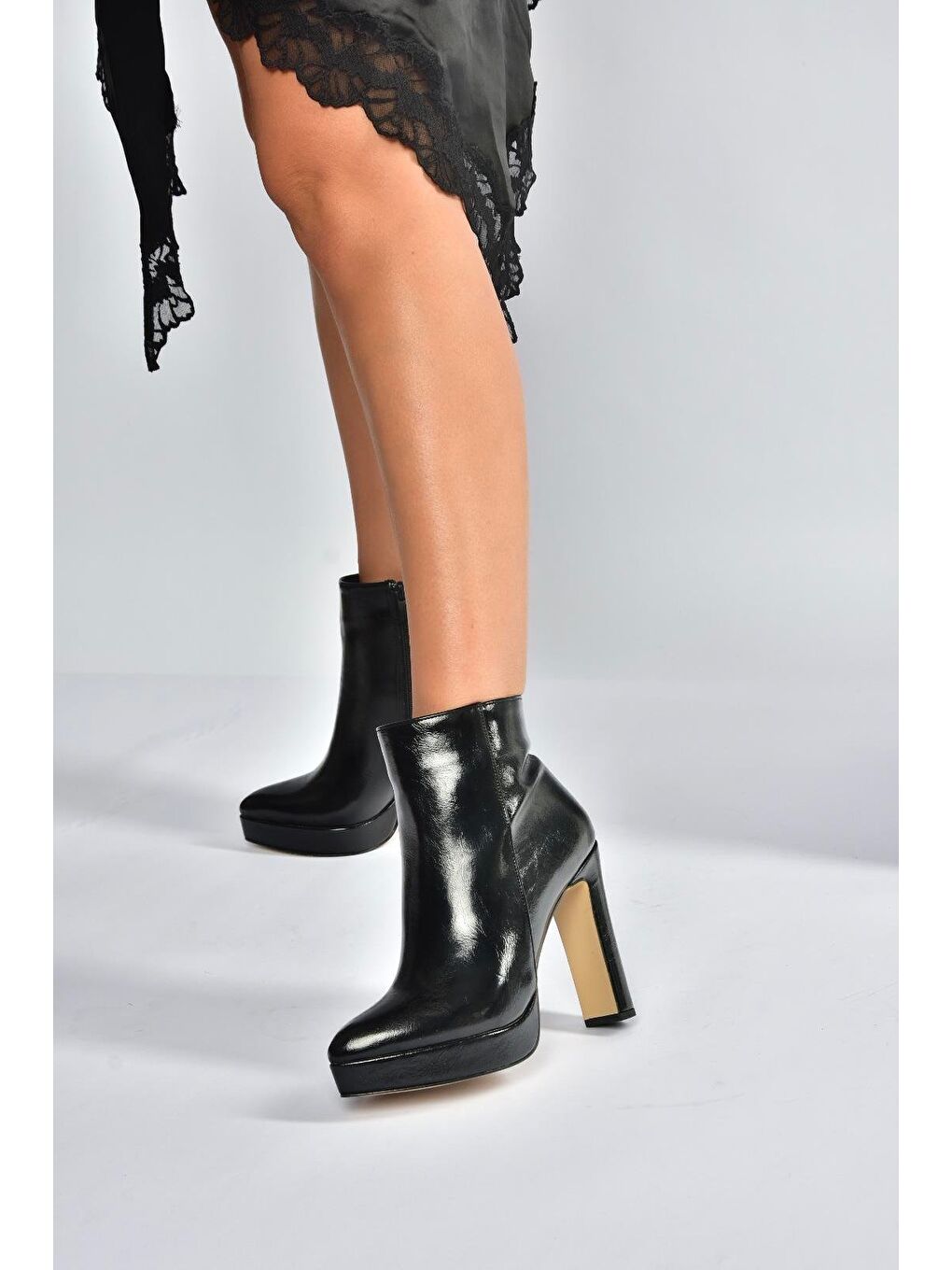 Siyah Kadın Bot V820660160-3
