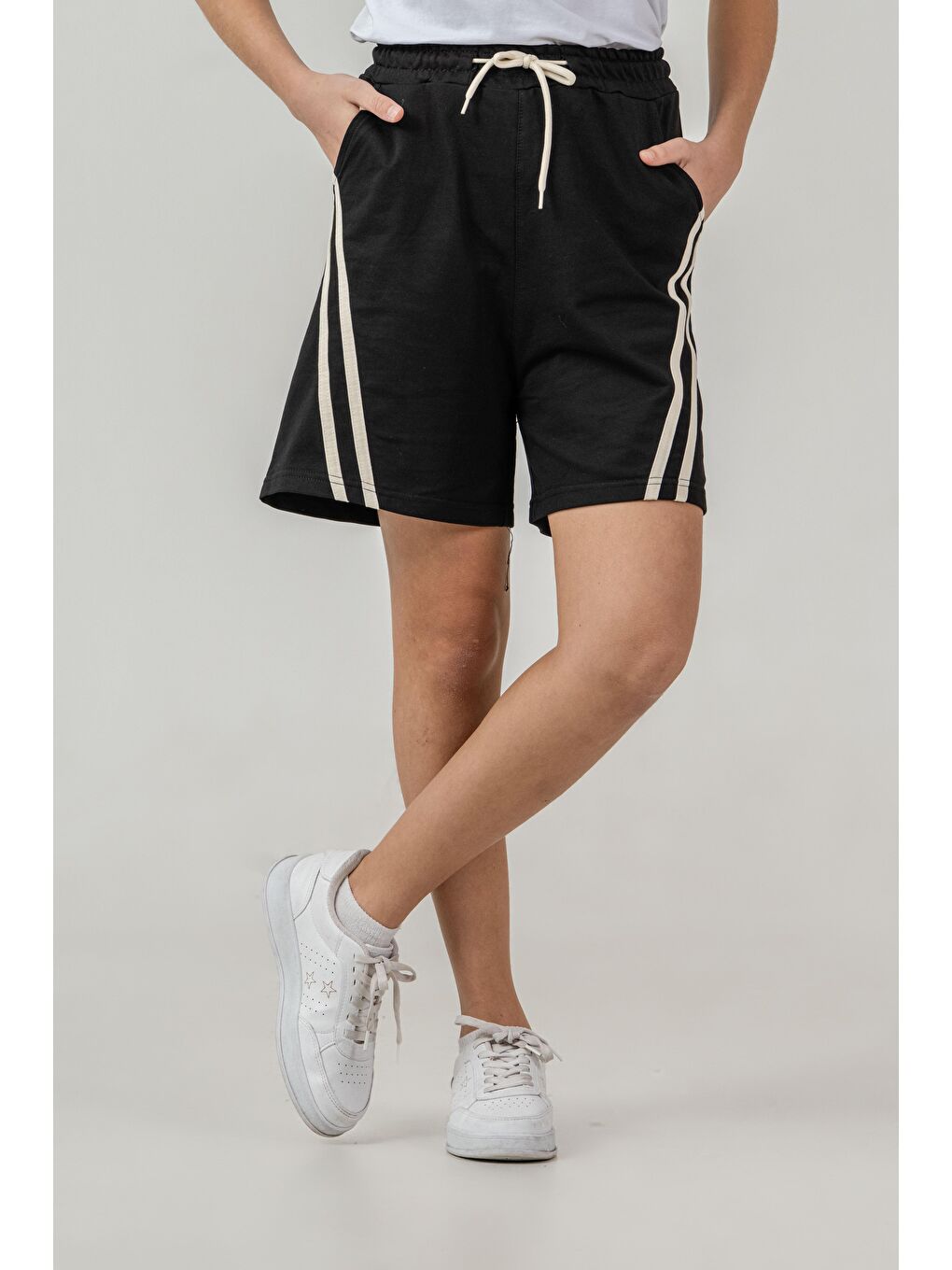 Siyah Yanlar Çift Şerit Biyeli Kız Çocuk Şort-1