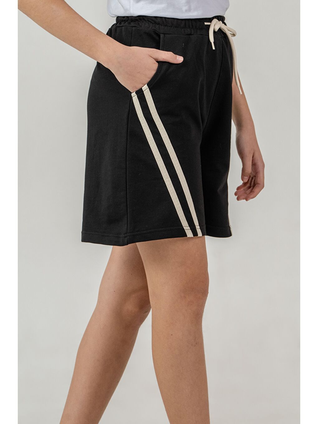 Siyah Yanlar Çift Şerit Biyeli Kız Çocuk Şort-2