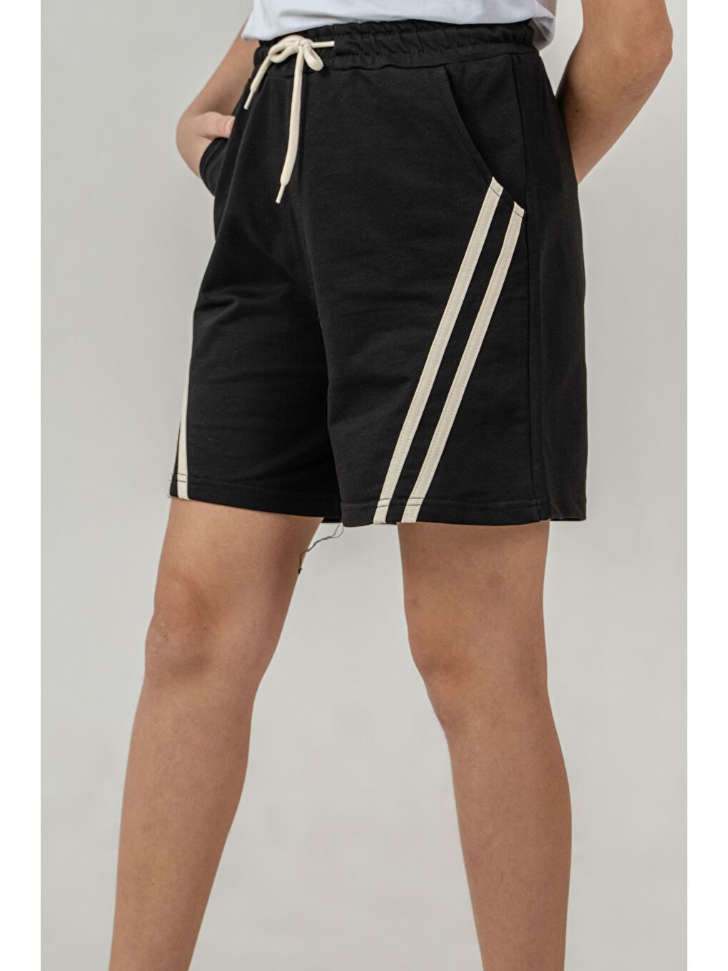 Siyah Yanlar Çift Şerit Biyeli Kız Çocuk Şort-3