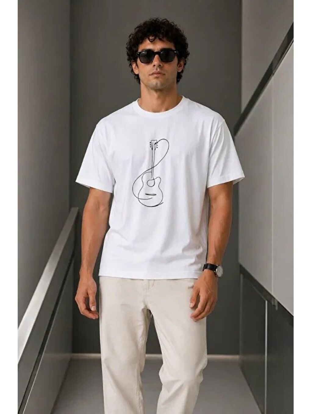 Beyaz Erkek Minimal Gitar Baskılı Tişört