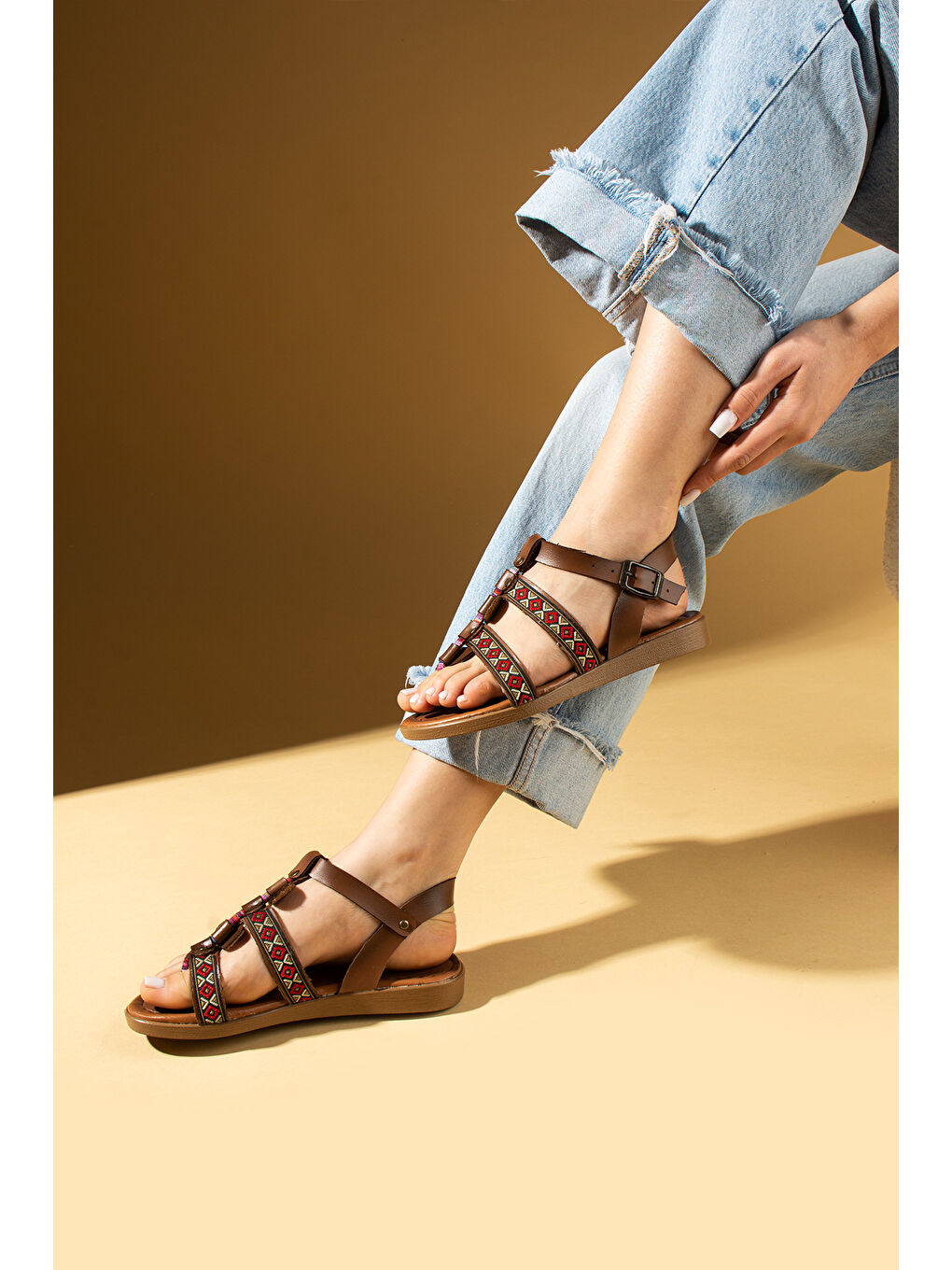 Kahverengi Parmak Arası Desenli Tokalı Kadın Sandalet 51-193-25-1