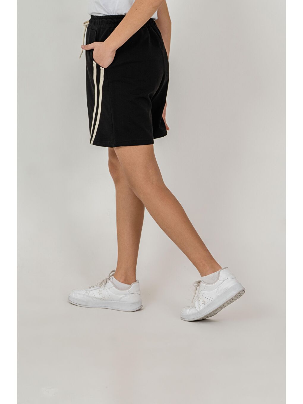 Siyah Yanlar Çift Şerit Biyeli Kız Çocuk Şort-4