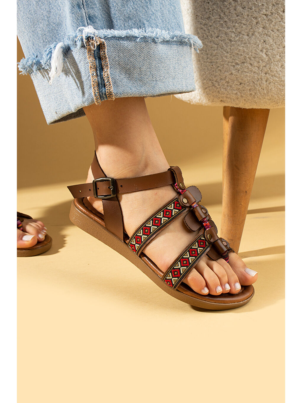 Kahverengi Parmak Arası Desenli Tokalı Kadın Sandalet 51-193-25-2
