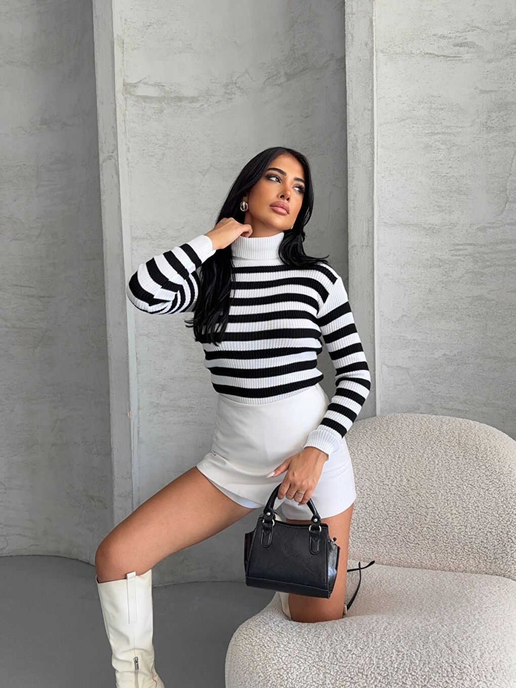 Siyah Boğazlı Çizgili Triko Kazak