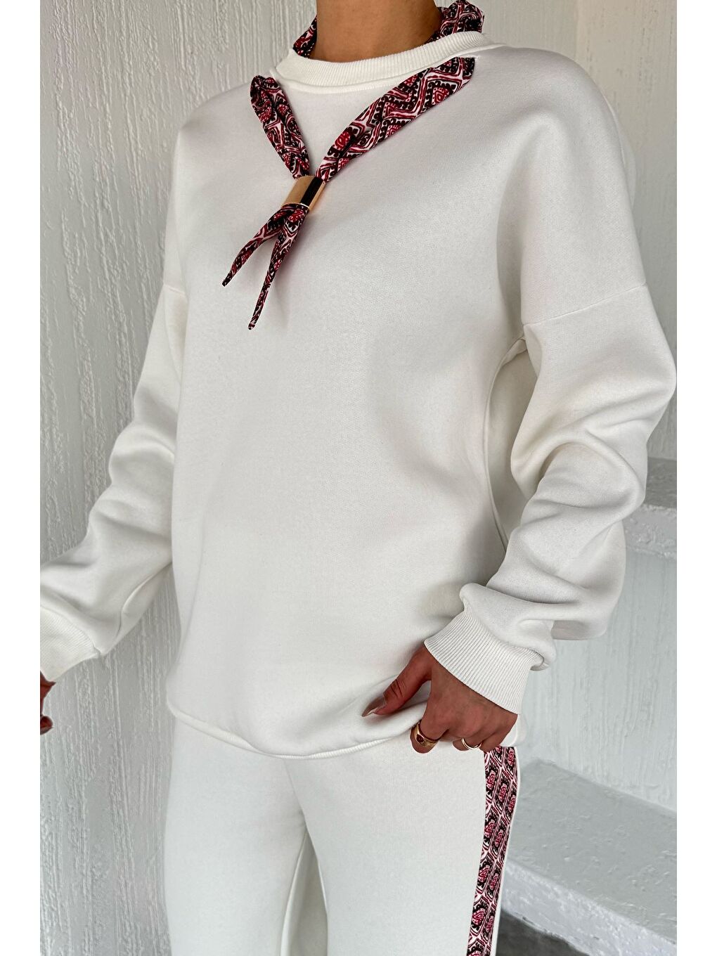 Ekru Kadın Fular Aksesuarlı Bisiklet Yaka Şardonlu Sweat Bel Lastikli Pantolon İkili Takım-1
