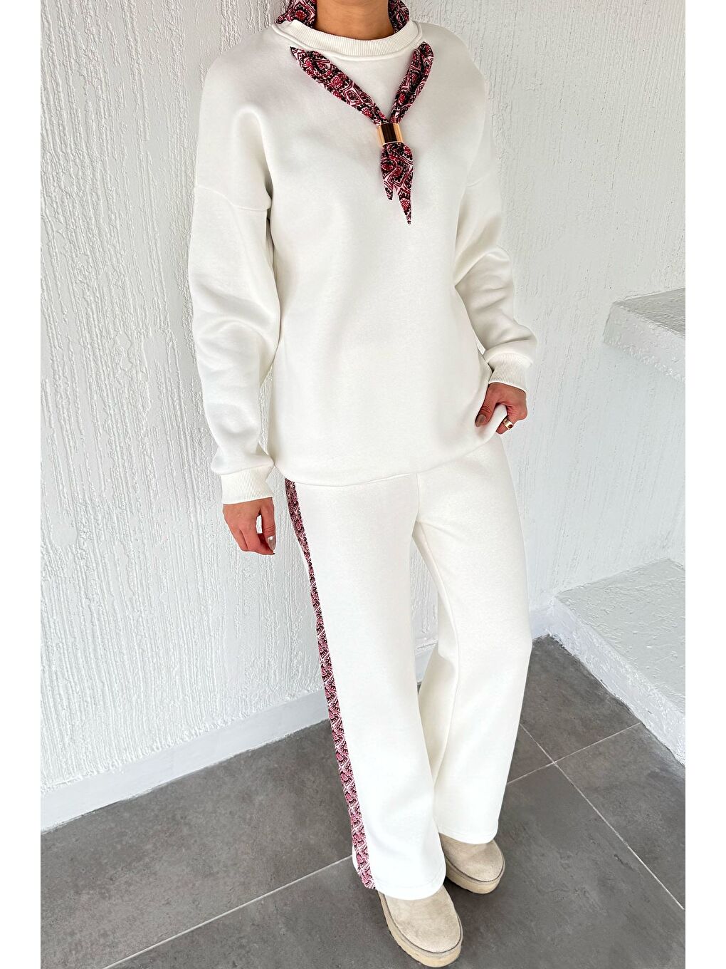 Ekru Kadın Fular Aksesuarlı Bisiklet Yaka Şardonlu Sweat Bel Lastikli Pantolon İkili Takım-2