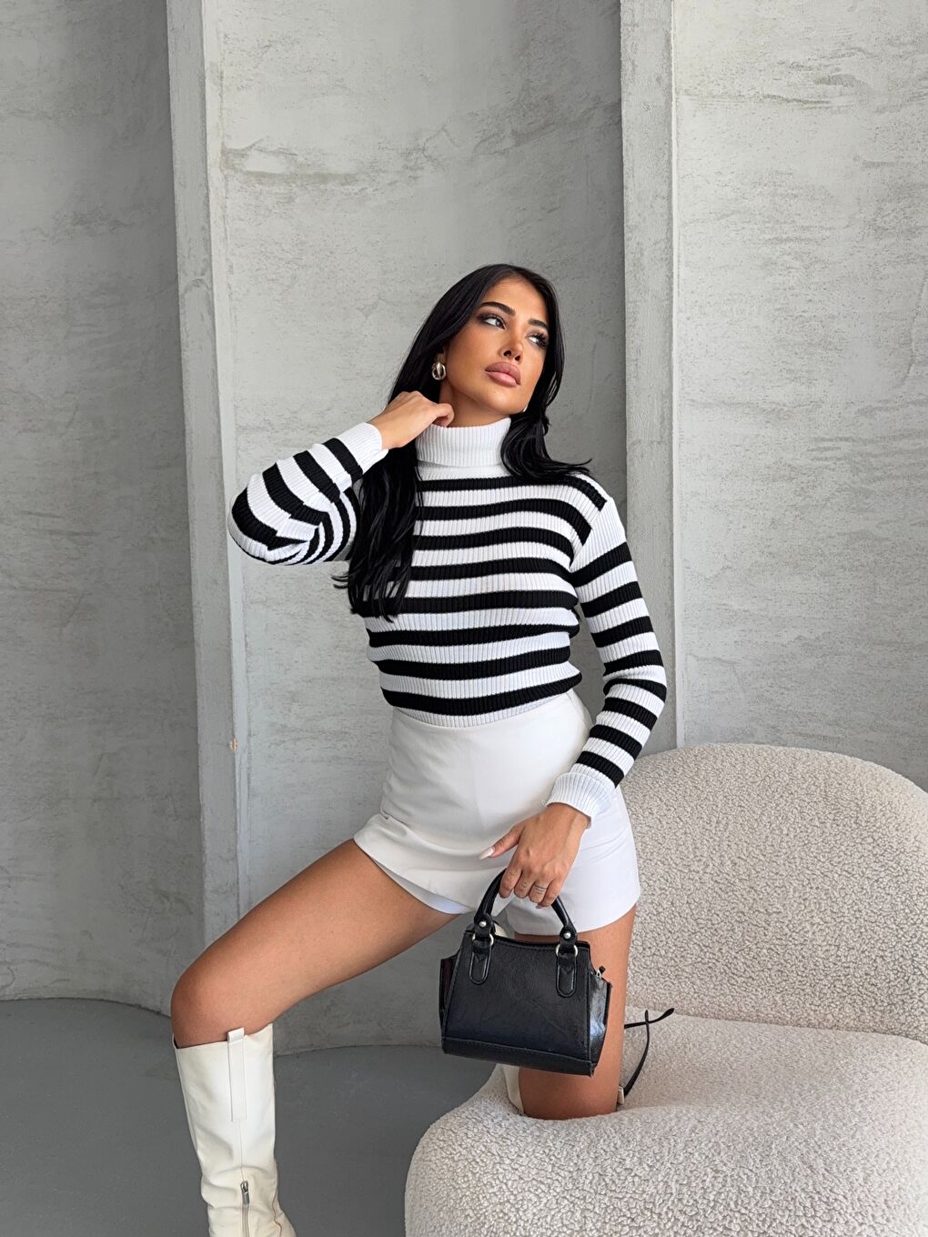 Siyah Boğazlı Çizgili Triko Kazak-1