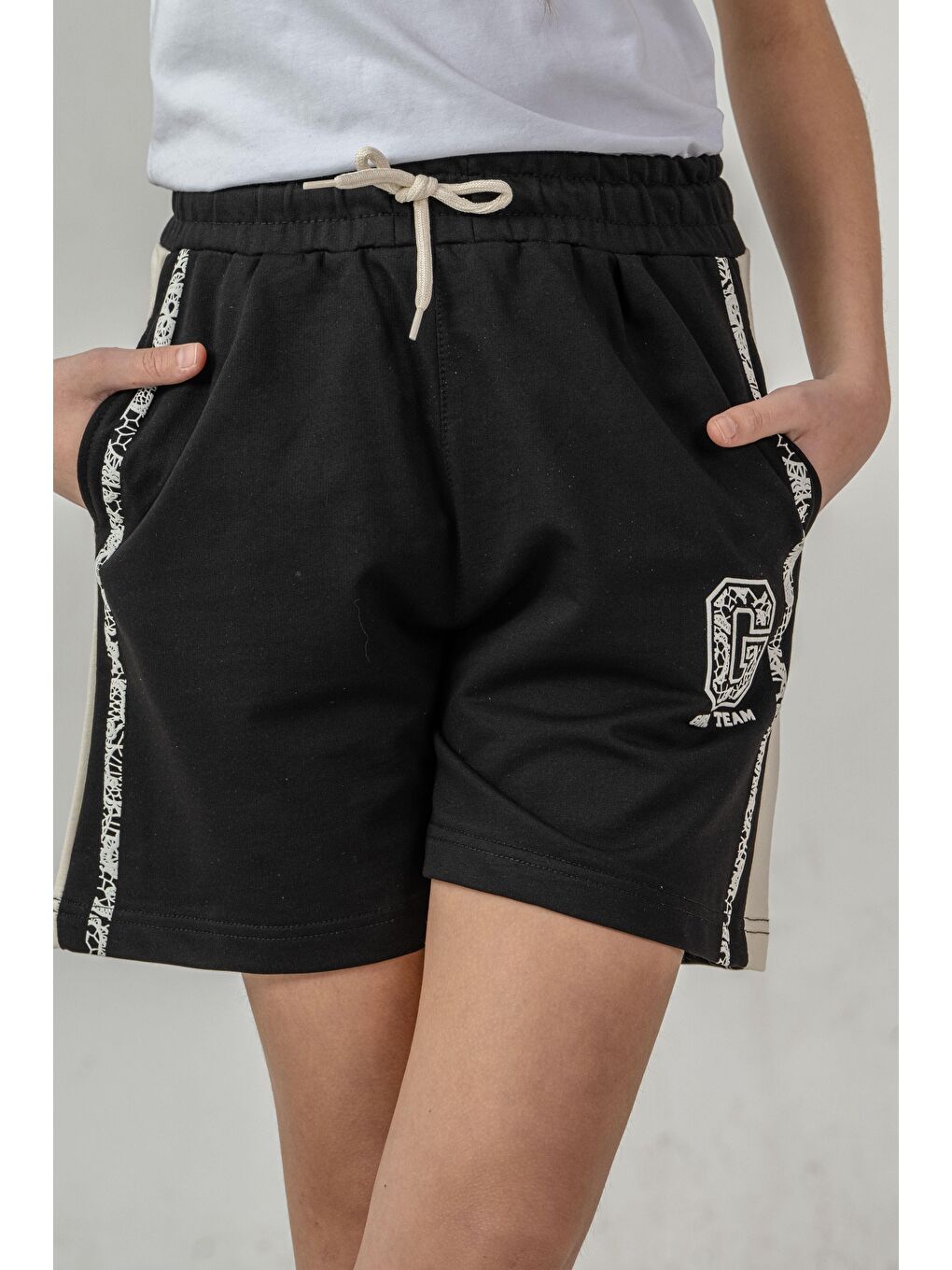 Siyah Girl Team Baskılı Yanlar Garnili Kız Çocuk Şort-1