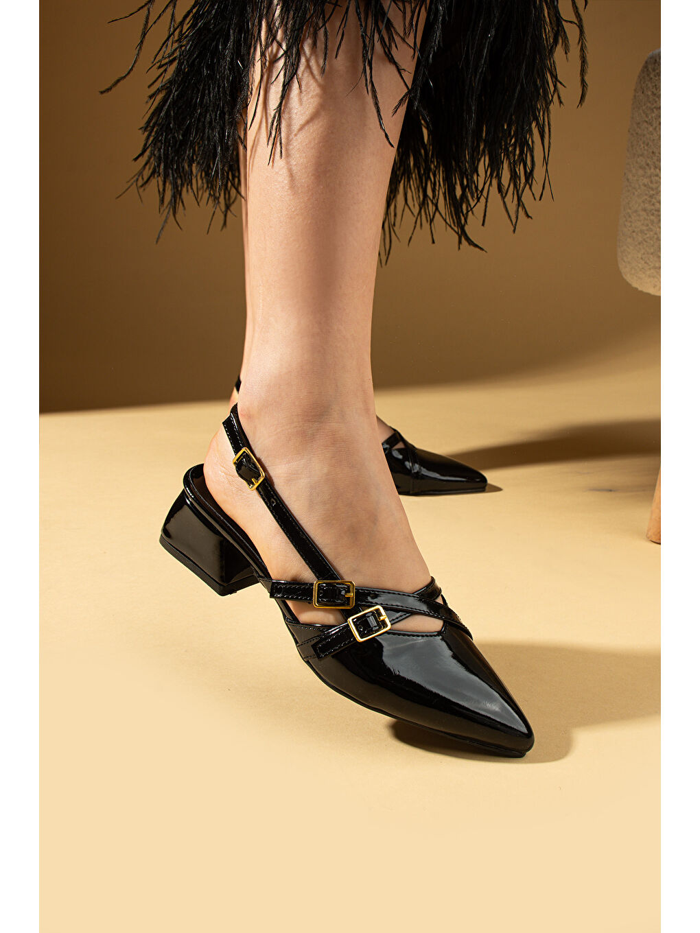 Siyah Sivri Burun Arkası Açık Tokalı Kadın Topuklu Ayakkabı 53-55-25Rugan