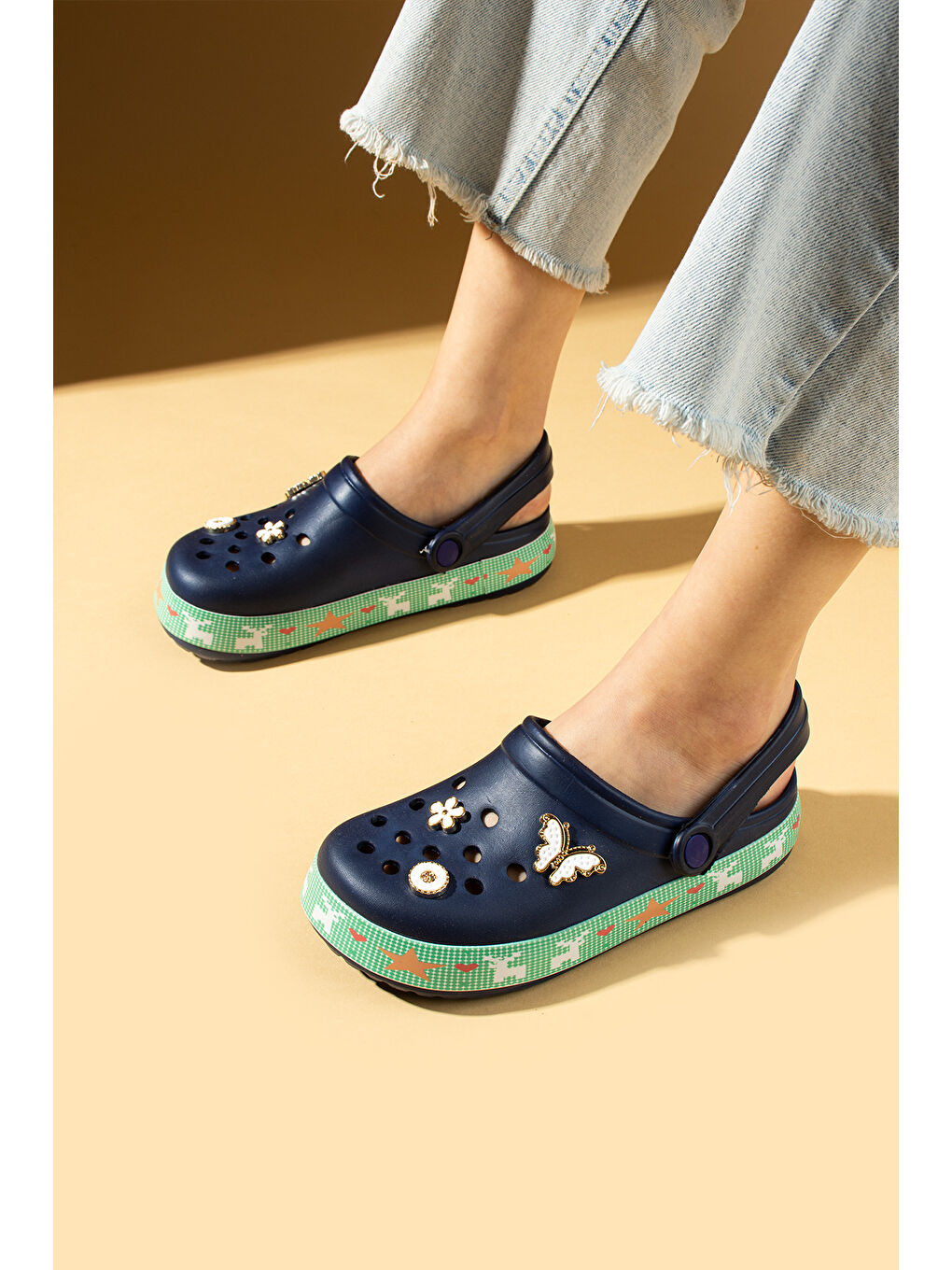 Lacivert Şerit Desenli Rahat Eva Taban Tokalı Kadın Sandalet 011-18-25