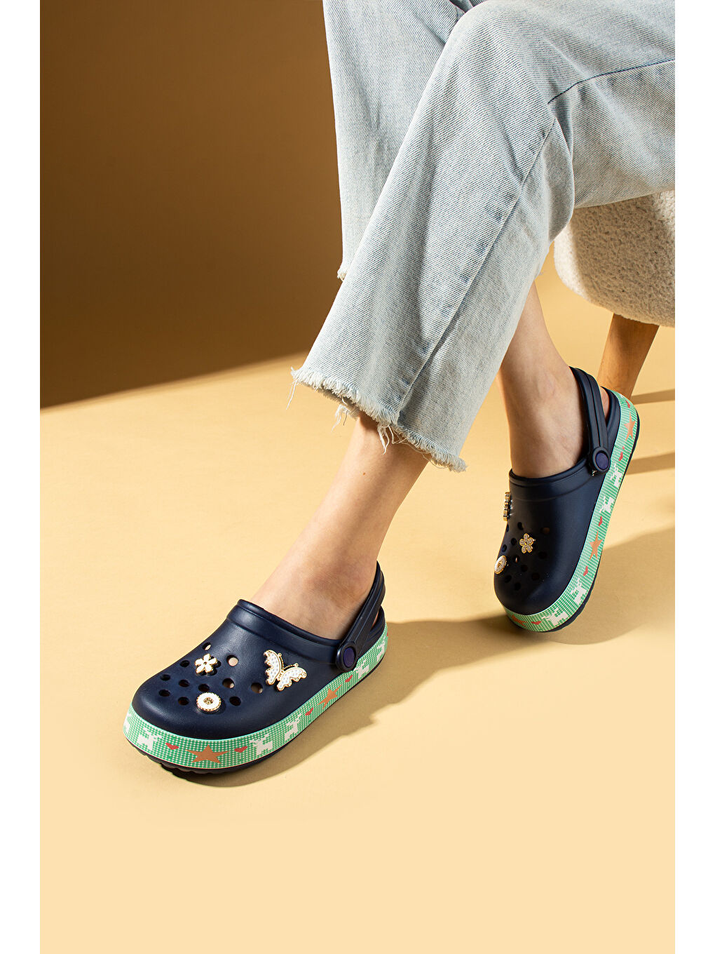 Lacivert Şerit Desenli Rahat Eva Taban Tokalı Kadın Sandalet 011-18-25-1