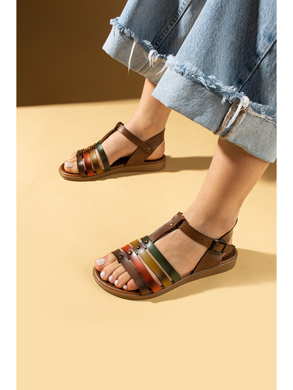 Kahverengi İnce Bantlı Zımba Detaylı Tokalı Kadın Sandalet 51-201-25Garni