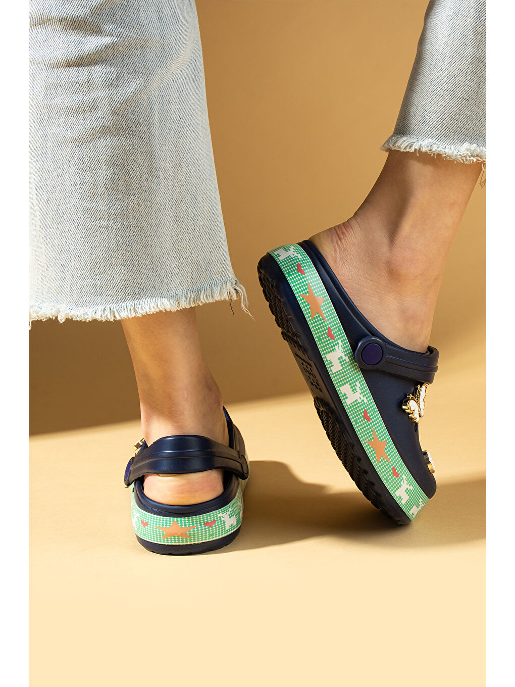 Lacivert Şerit Desenli Rahat Eva Taban Tokalı Kadın Sandalet 011-18-25-2