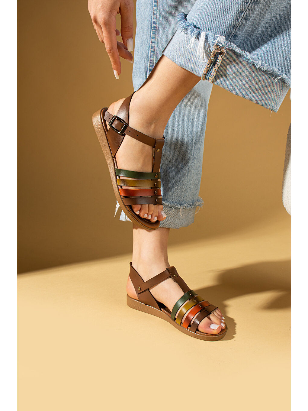 Kahverengi İnce Bantlı Zımba Detaylı Tokalı Kadın Sandalet 51-201-25Garni-2