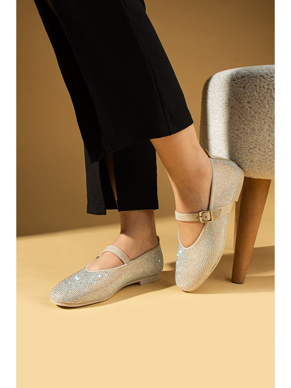 Bej Parlak Taşlı Tokalı Rahat Taban Kadın Babet 57-51-25Taşlı-1