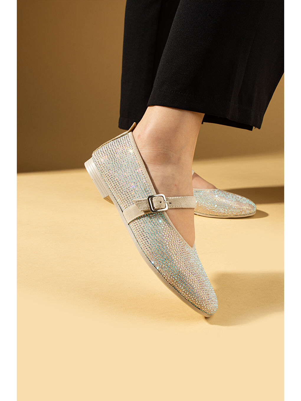 Bej Parlak Taşlı Tokalı Rahat Taban Kadın Babet 57-51-25Taşlı-2