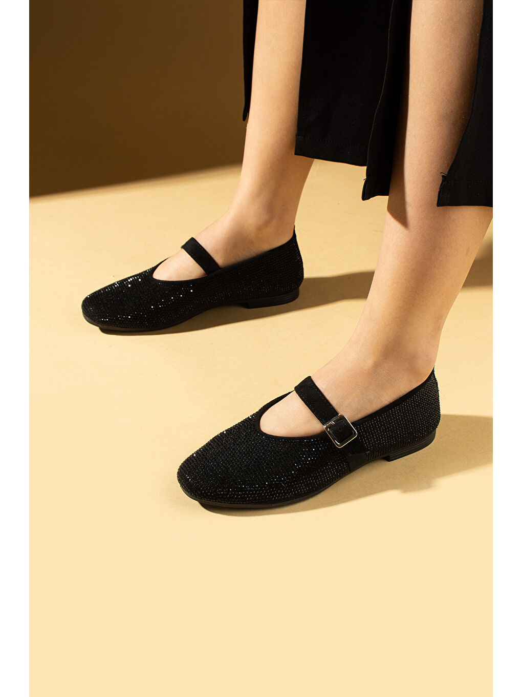 Siyah Parlak Taşlı Tokalı Rahat Taban Kadın Babet 57-51-25Taşlı